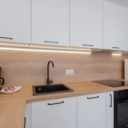 Stylish With A Balcony Near Center By Renters *